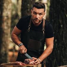 Marcos Canan preparando carne